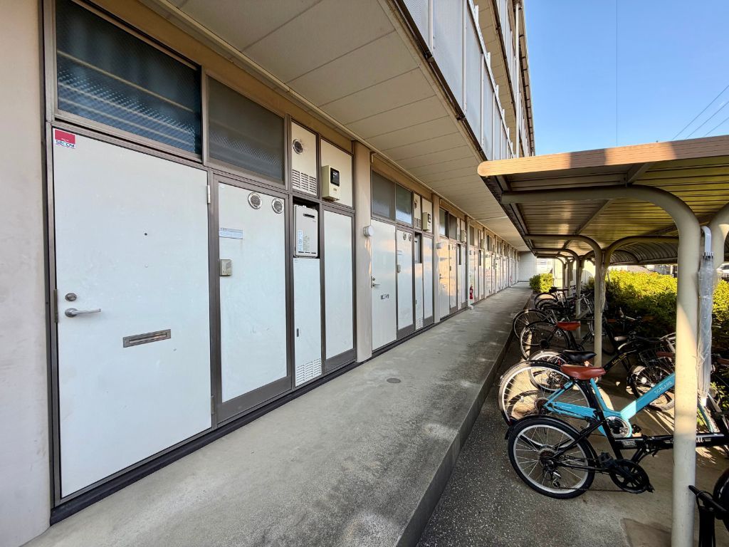 共用廊下と駐輪場