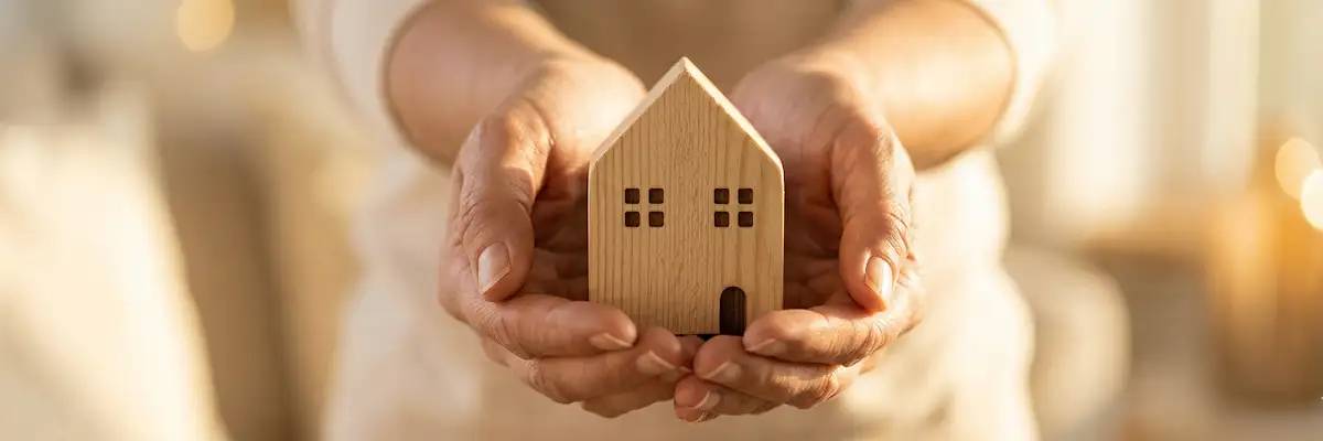 温かい手で包む家の模型